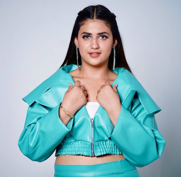 सोशल मीडिया पर प्रांजल दहिया अपनी कातिल अदाओं से फैंस को दीवाना बना देती हैं. डांस वीडियोज के अलावा उनकी तस्वीरें भी वायरल हो रही हैं.