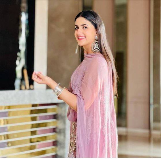 ਪ੍ਰਾਂਜਲ ਦਹੀਆ ਭਾਵੇਂ ਸਾੜ੍ਹੀ, ਸੂਟ ਜਾਂ ਲਹਿੰਗਾ ਪਹਿਨੇ, ਹਰ ਲੁੱਕ 'ਚ ਧਮਾਲ ਮਚਾ ਦਿੰਦੀ ਹੈ। ਉਹਨਾਂ ਦਾ ਵੈਸਟਰਨ ਲੁੱਕ ਵੀ ਸ਼ਾਨਦਾਰ ਹੈ।