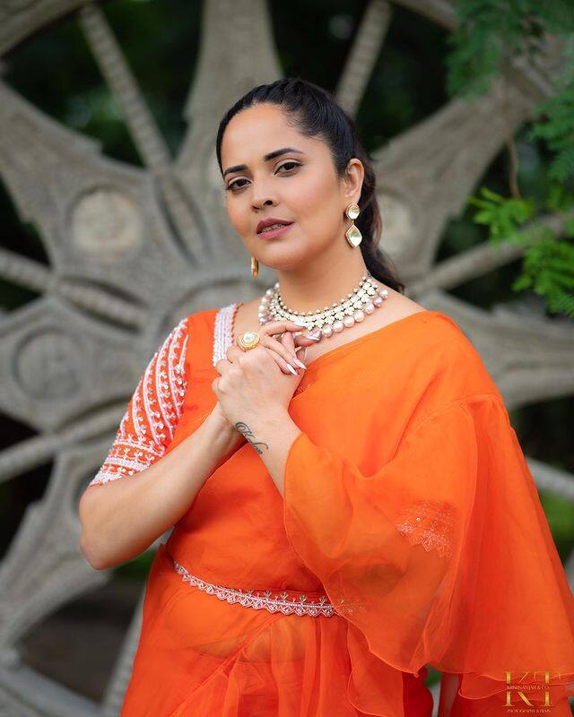 తాజాగా ఈ బ్యూటీ కొన్ని ఫొటోలను షేర్ చేసింది.(Courtesy: Anasuya Instagram)