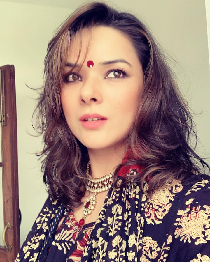 वहीं आपको जानकर हैरानी होगी उदिता गोस्वामी (Udita Goswami) बॉलीवुड अभिनेत्री आलिया भट्ट और अपने को-एक्टर इमरान हाशमी की भाभी लगती हैं, क्योंकि महेश भट्ट के साथ मोहित सुरी का काफी करीबी रिश्ता है.
