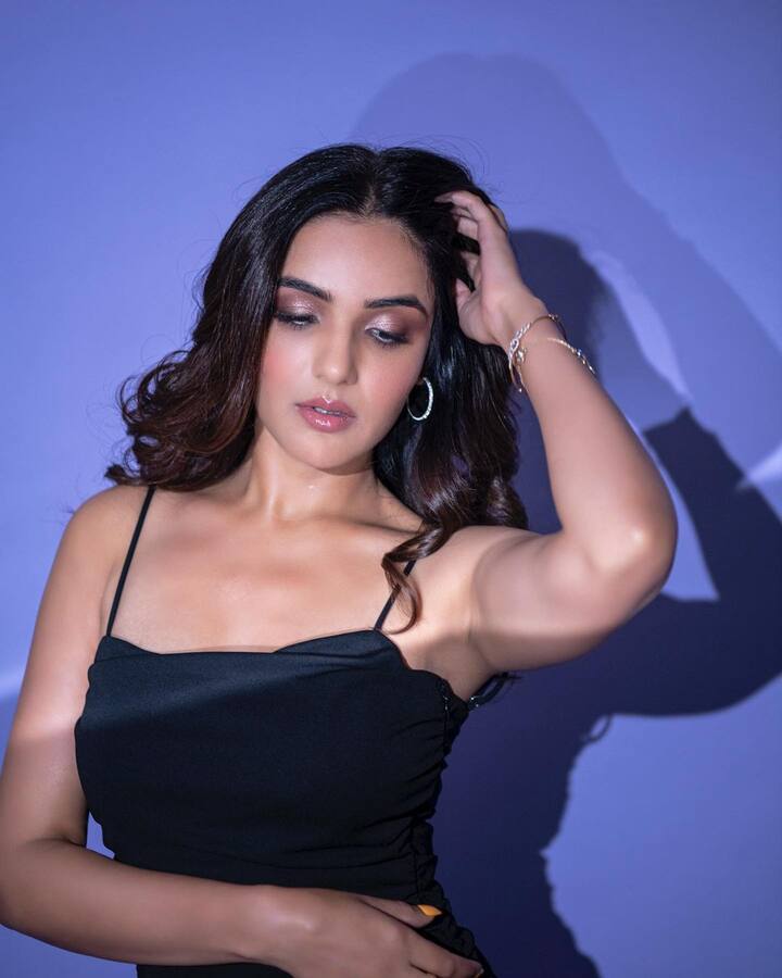 फोटोमध्ये जस्मिन काळ्या रंगाच्या शॉर्ट ड्रेसमध्ये दिसत आहे.(फोटो सौजन्य :jasminbhasin2806/इंस्टाग्राम)