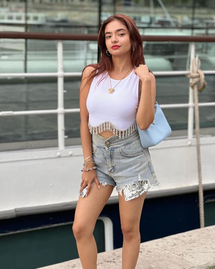 वयाच्या अवघ्या 19 व्या वर्षी तिने इंडस्ट्रीत ते स्थान मिळवले आहे, ज्यासाठी कोणत्याही सेलिब्रिटीला वर्षानुवर्षे मेहनत करावी लागते. (फोटो सौजन्य :anushkasen0408/इंस्टाग्राम)