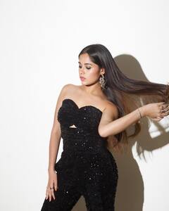 Jannat Zubair Pics: ब्लैक शाइनी ड्रेस में जन्नत जुबैर ने एक बार फिर चलाया हुस्न का जादू, अदाएं देख कहीं आप भी न हार बैठें दिल