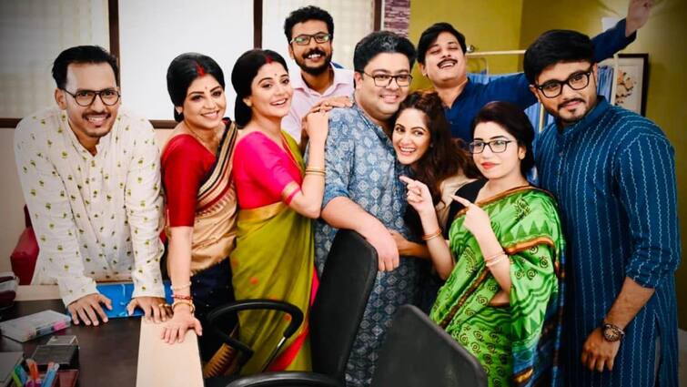 Khorkuto: Ambarish Bhattacharya shares a group photo from shooting floor of Khorkuto Khorkuto: '২ বছরের সফর শেষ', 'খড়কুটো' শেষে স্মৃতি হাতড়ালেন 'পটকা' অম্বরীশ