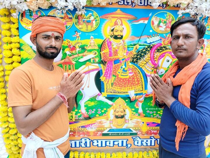 इतिहासकारों के अनुसार तंवर राजपूत, लोकदेवता रामदेव ने रुणिचा गांव में 33 साल की उम्र में 1459 ई. में समाधि ली थी. इन्हें भगवान कृष्ण का अवतार माना जाता है. हिंदू, मुस्लिम, जैन, सिख और दूसरे धर्मों के लोग यहां समाधि का दर्शन करने आते हैं. बीकानेर के तत्कालीन शासक गंगा सिंह ने 1931 में समाधि के चारों ओर मंदिर बनवाया था.