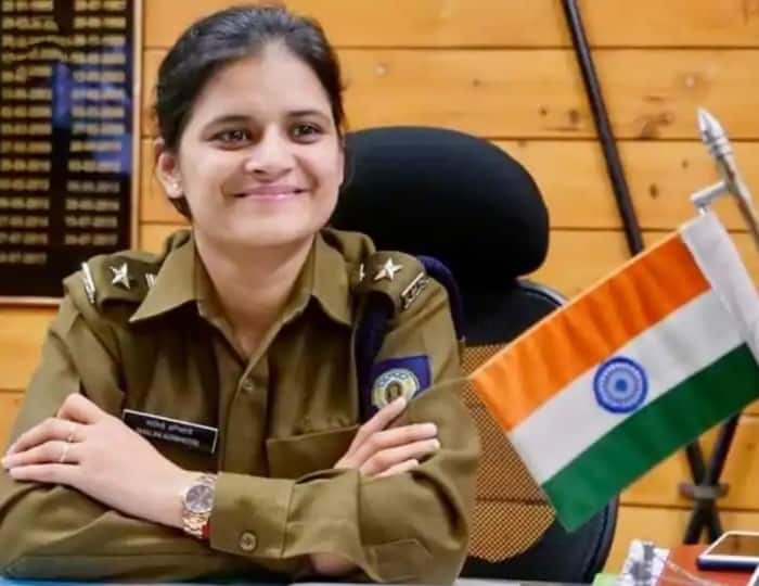 IPS Shalini Agnihotri: शालिनी अग्निहोत्री ने ग्रेजुएशन करते हुए ही यूपीएससी की तैयारी शुरू कर दी थी. उन्होंने यूपीएससी परीक्षा की तैयारी के लिए किसी कोचिंग (Coaching) का सहारा नहीं लिया और पहले ही प्रयास में एग्जाम पास कर लिया. जिसके बाद वह आईपीएस अधिकारी बन गईं.