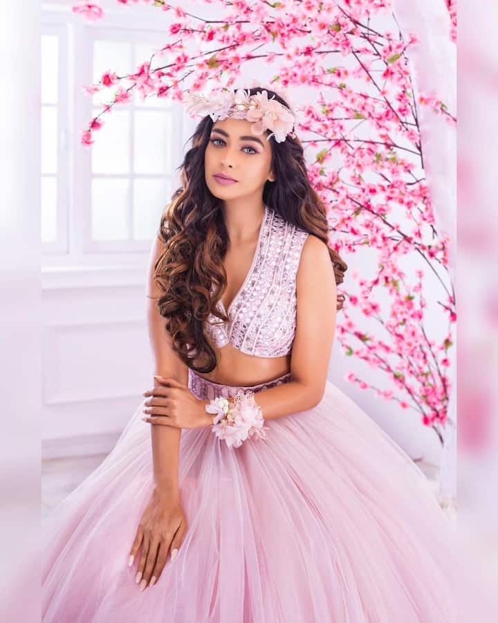 टीवी एक्ट्रेस मुग्धा चाफेकर (Mugdha Chaphekar) इन दिनों डेली सोप ‘कुमकुम भाग्य’ (Kumkum Bhagya) में प्राची के किरदार के लिए सुर्खियों में हैं.