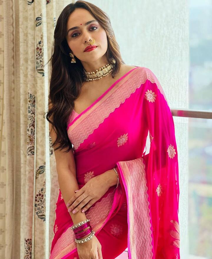 गुलाबी साडीसह, मोत्याचे दागिने, हलका मेकअप, नाकात नथ आणि सुंदर हास्य लेऊन तिने कॅमेरासाठी फोटो पोज दिल्या आहेत.