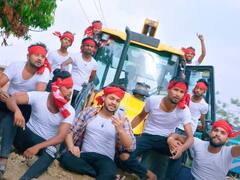 जेसीबी पर निकली अंकुश राजा की टोली, प्रेमिका के घर की छत पर कुछ यूं पहुंचे एक्टर