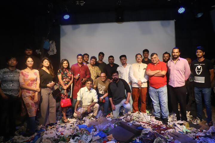 আর সেই ভয়াবহ ঘটনা এবার ওয়েব সিরিজে। 'ভাগাড়কাণ্ড'-এর সঙ্গে জড়িয়ে পড়া একাধিক মানুষের গল্প নিয়ে সিরিজে গেঁথেছেন পরিচালক রাজদীপ ঘোষ।