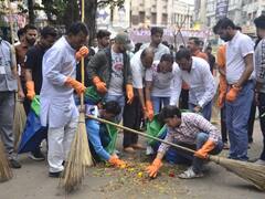 गोगा नवमी की वजह से छुट्टी पर सफाईकर्मी, सड़क पर झाडू लेकर निकले मंत्री-विधायक और महापौर