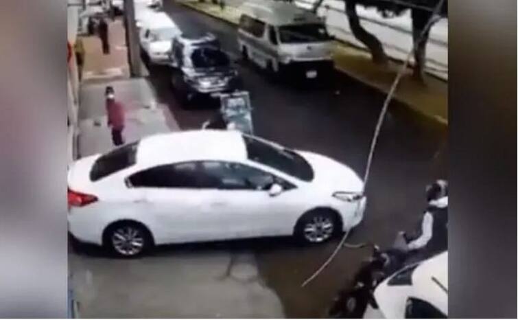 Bike riders got costly by screwing the car, you will be surprised to see what happened next VIDEO: ਕਾਰ ਵਾਲੇ ਨਾਲ ਹੋਇਆ ਪੰਗਾ, ਬਾਈਕ ਸਵਾਰ ਬਦਮਾਸ਼ਾਂ ਨੂੰ ਪਿਆ ਭਾਰੀ, ਦੇਖੋ ਫਿਰ ਕੀ ਹੋਇਆ?