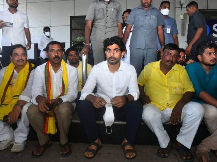Lokesh Dharna at Visakha airport - Anger at not being allowed to go to Palasa విశాఖ ఎయిర్‌పోర్టులో బైఠాయించిన లోకేష్‌- పలాస వెళ్లేందుకు అనుతించకపోవడంపై ఆగ్రహం