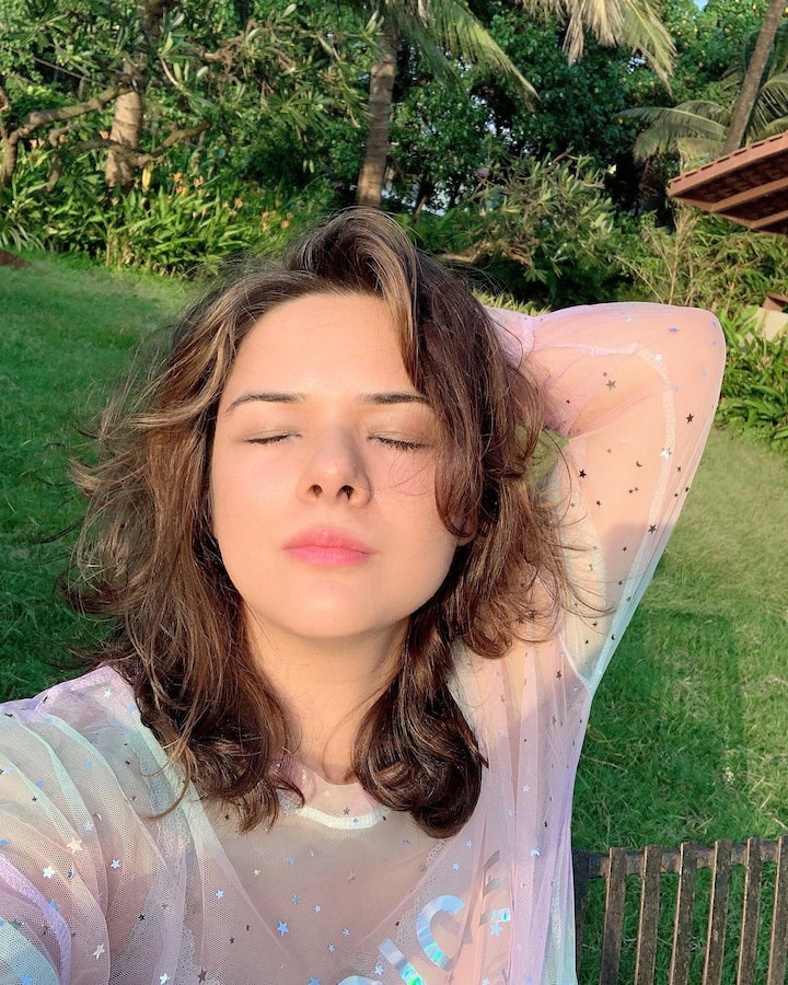 ‘अक्सर’ के अलावा वो ‘पाप’ और ‘ज़हर’ जैसी कई फिल्मों में नज़र आई थीं, हालांकि बॉलीवुड में एक अच्छी पहचान हासिल करने के बाद वो फिल्मी दुनिया से दूर हो गईं.