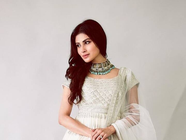 मौनी काही काळापासून तिच्या बोल्ड लूकमुळे चर्चेत आहे. अशात सोशल मीडियावर तिचे फॅन फॉलोअर्सही खूप वाढत आहे.(फोटो सौजन्य :imouniroy/इंस्टाग्राम)