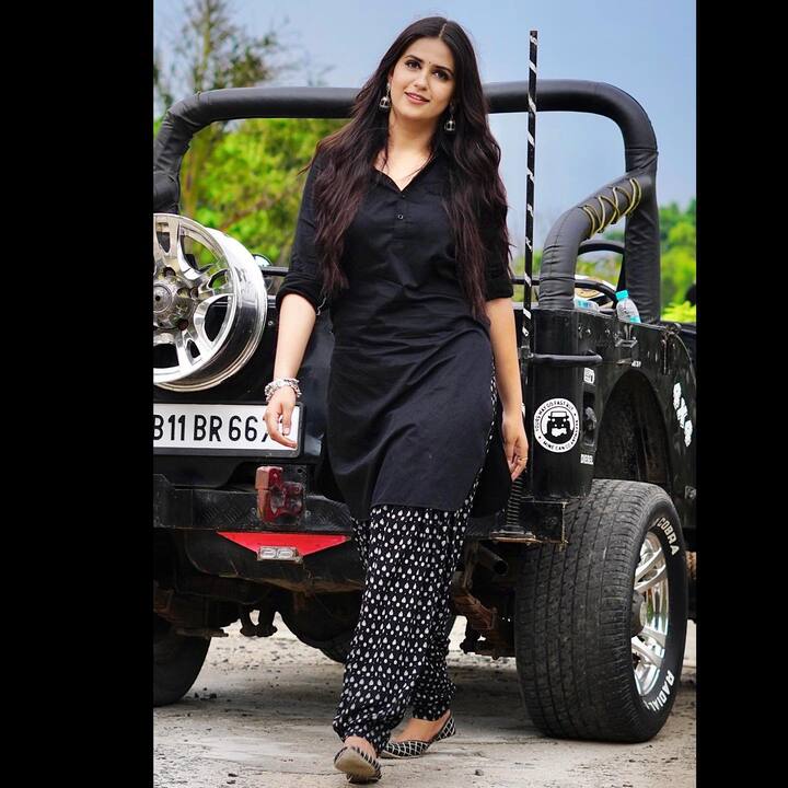 ‘जिप्सी’ (Gypsy) और ‘सैंया’ (Saiyan) जैसे गानों में जिस तरह उन्होंने डांस मूव्स दिखाए हैं, उन्होंने हरियाणवी डांसिंग क्वीन सपना चौधरी (Sapna Choudhary) को भी पीछे छोड़ दिया है.