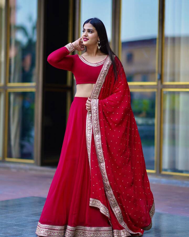 प्रांजल दहिया चाहे साड़ी पहने, सूट पहने या लहंगा, वह हर लुक में कहर ढाती हैं. उनका वेस्टर्न लुक भी गजब का होता है.