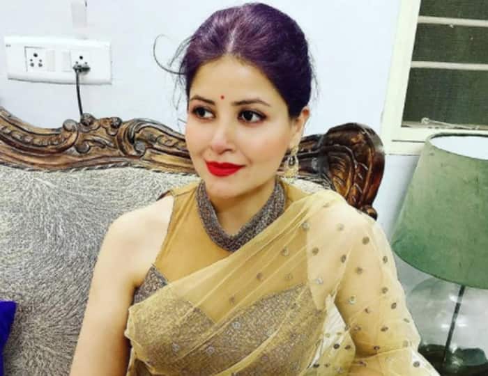 IPS Simala Prasad: मध्य प्रदेश कैडर की आईपीएस अधिकारी सिमाला प्रसाद ने खुद से अपनी पहचान बनाई है. सिमाला नक्सली क्षेत्र में अपने खास अंदाज के लिए जानी पहचानी जाती हैं. उन्होंने भोपाल की बरकतउल्ला यूनिवर्सिटी से सोशियोलॉजी में पोस्ट ग्रेजुएशन (Post Graduation) किया है, वह कॉलेज टाइम में गोल्ड मेडलिस्ट रहीं हैं.