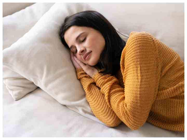 Sleeping Position Tips sleeping on stomach position advantages and disadvantages marathi news Sleeping Position Tips : ...यासाठी पोटावर झोपू नये; जाणून घ्या याचे परिणाम