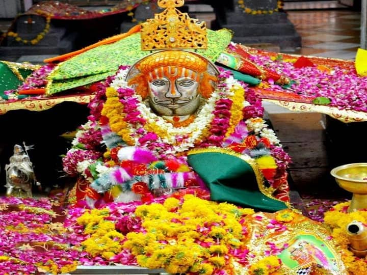 Ramdev Mela 2022: राजस्थान (Rajasthan) में विख्यात लोक देवता बाबा रामदेव (Baba Ramdev) की समाधि का दर्शन करने के लिए देश भर से हजाराें भक्त रामदेवरा (Ramdevra) पहुंच रहे हैं. यहां हर साल भादवा माह में सालाना मेले का भव्य आयोजन होता है. इस मेले में देश भर के लाखों श्रद्धालु दर्शन के लिए पहुंचते हैं. इस साल लगने वाला 638वां मेला आगामी 29 अगस्त से 7 सितंबर तक आयोजित होगा. प्रशासनिक अनुमान के मुताबिक, इस बार 35 लाख से अधिक श्रद्धालु आने की संभावना है.