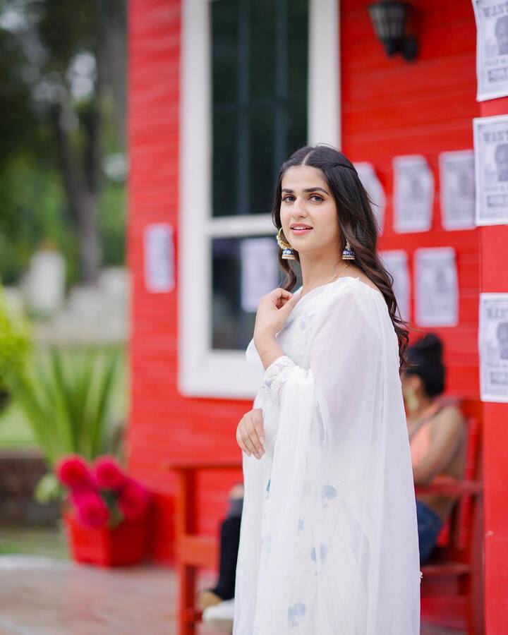 हरियाणवी डांसर प्रांजल दहिया (Pranjal Dahiya) इन दिनों अपने डांस मूव्स से सोशल मीडिया पर आग लगा रही हैं.