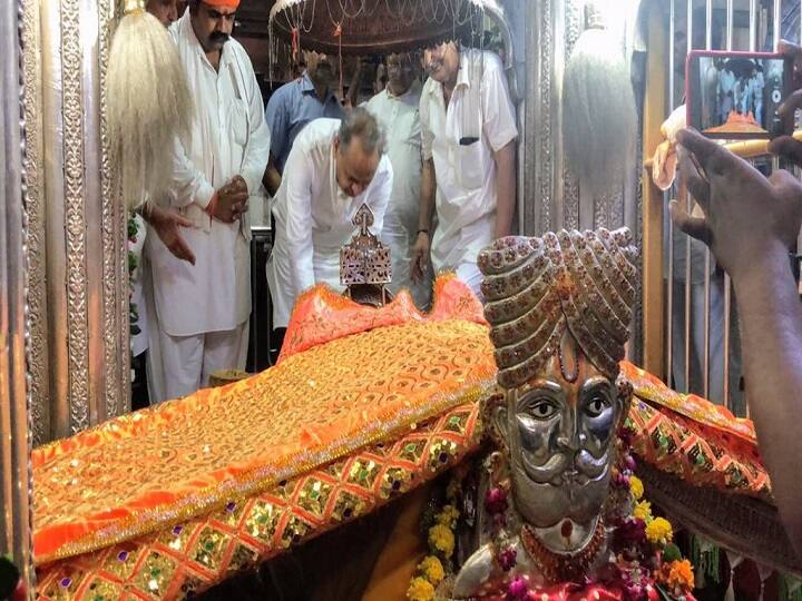 हाल ही रामदेवरा मेले में पैदल जा रहे श्रद्धालुओं की मौत को गंभीर मानते हुए सरकार सुरक्षा को लेकर अलर्ट हाे गई है. मुख्यमंत्री अशोक गहलोत ने श्रद्धालुओं की सुरक्षा बढ़ाने के निर्देश दिए हैं. सरकार ने अधिकारियों को निर्देश दिए हैं कि सक्रिय मॉनिटरिंग करें, जिससे किसी भी तरह की संभावित दुर्घटना को रोका जा सके.