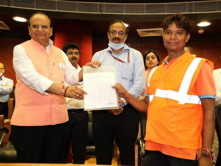 Delhi 187 sanitation workers of Delhi Municipal Corporation have been confirmed Lieutenant Governor said this for the remaining employees Delhi News: दिल्ली नगर निगम के 187 सफाई कर्मचारियों को किया गया पक्का, बाकी बचे कर्मचारियों के लिए एलजी ने कही ये बात