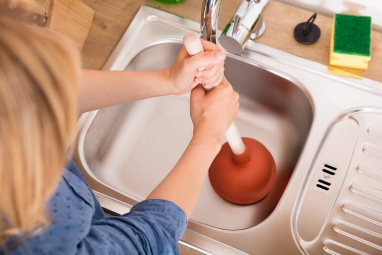 Blocked sink DIY: Water fills the sink repeatedly? Eliminate this hassle with these easy recipes Blocked sink DIY : ਵਾਰ ਵਾਰ ਸਿੰਕ ਵਿੱਚ ਭਰ ਜਾਂਦਾ ਹੈ ਪਾਣੀ ? ਇਨ੍ਹਾਂ ਆਸਾਨ ਨੁਸਖਿਆਂ ਨਾਲ ਇਸ ਪਰੇਸ਼ਾਨੀ ਨੂੰ ਕਰੋ ਦੂਰ