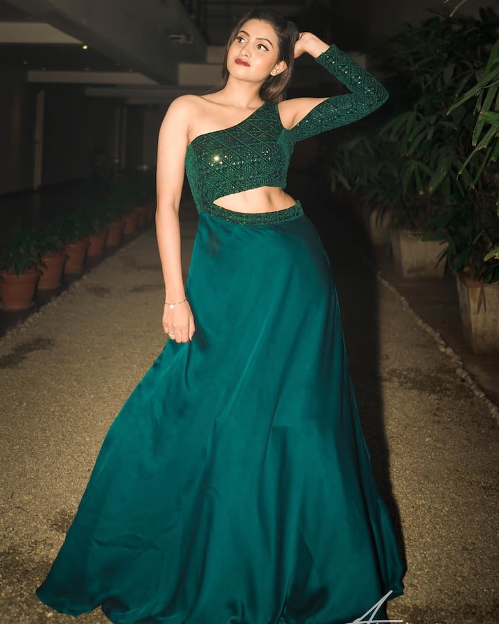 యాంకర్ గా చేస్తూనే హీరోయిన్ గానూ ఎంట్రీ ఇచ్చింది. -Image Credit: Deepika pilli/Instagram