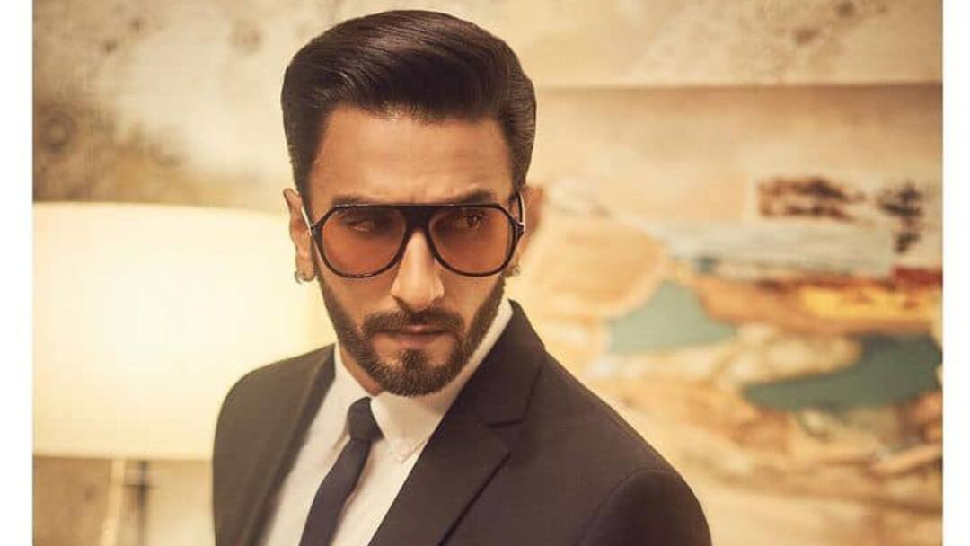 Photoshoot Controversy: Chembur police station had summoned actor Ranveer Singh asking him to appear tomorrow Photoshoot Controversy: ফটোশ্যুট বিতর্কে ফের রণবীরকে তলব মুম্বই পুলিশের