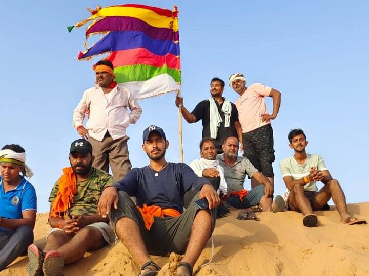 हिंदू कैलेंडर के अनुसार भाद्रपद शुक्ल पक्ष की दूज से एकादशी तक रामदेवरा मेला आयोजन होता है. भादवा माह की शुरूआत होते ही दूरदराज से सभी धर्मों के भक्त सैकड़ों किलोमीटर की पैदल यात्रा कर मंदिर पहुंचते हैं और बाबा का दर्शन कर शीश नवाते हैं. दर्शन के लिए मंदिर के बाहर सैकड़ों भक्तों को लंबी-लंबी कतारों में देखा जा सकता है. यह मंदिर जैसलमेर जिले पोकरण के निकट रुणिचा धाम में है, जिसे रामदेवरा भी कहा जाता है.