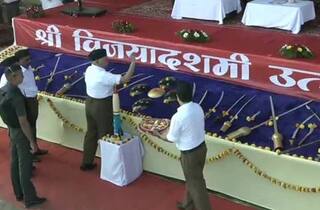 RSS कडे असलेल्या शस्त्रांचा परवाना आहे का? नागपूर पोलिसांना नोटीस