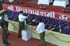 RSS कडे असलेल्या शस्त्रांचा परवाना आहे का? नागपूर पोलिसांना नोटीस