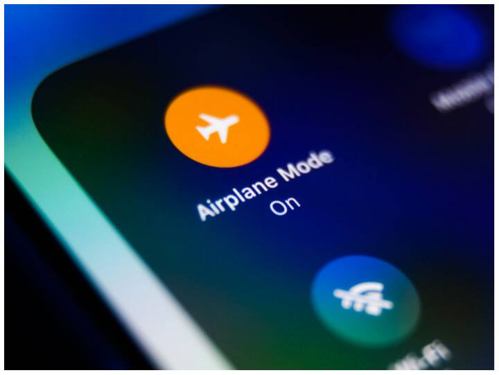 Flight में गलती से Call पर बात करने पर क्या होगा? यहां जानें इसका जवाब Why Calling not Allowed During Flight? know reason Flight में गलती से Call पर बात करने पर क्या होगा? यहां जानें इसका जवाब
