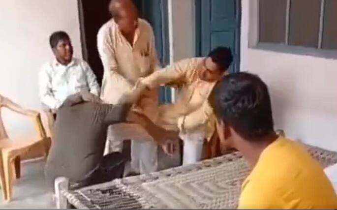 Caught on camera: Dalit man beaten with slippers in UP, two including village head arrested பட்டியலினத்தவரை செருப்பால் தாக்கிய கிராமத் தலைவர் : உத்திரப்பிரதேச போலீஸ் அதிரடி நடவடிக்கை!