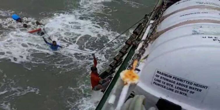 27 Fishermen From Bangladesh Were Rescued By Indian Coast Guard As Three Boats Had Capsized In Bay Of Bengal East Midnapore: মাছ ধরতে এসে বিপর্যস্ত ২৭ বাংলাদেশিকে উদ্ধার ভারতীয় উপকূলরক্ষী বাহিনীর