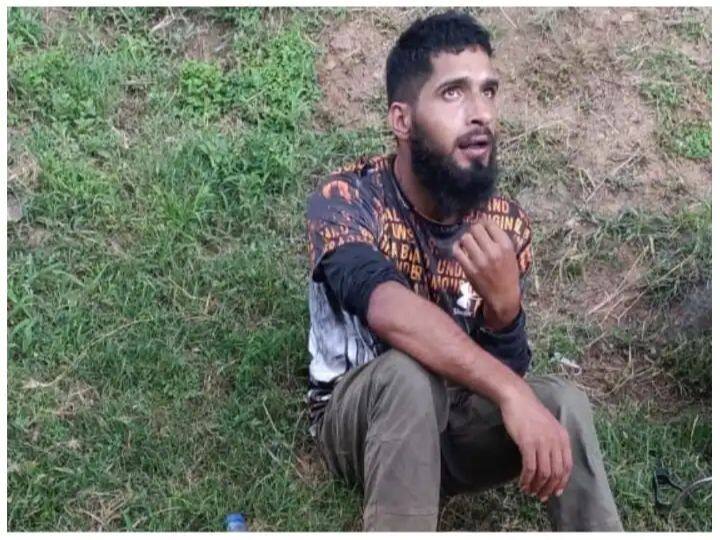 jammu kashmir police arrested terrorist from baramula district marathi news Jammu Kashmir: जम्मू-काश्मीरमध्ये एका दहशतवाद्याला अटक, शस्त्रास्त्रे आणि दारूगोळा जप्त 