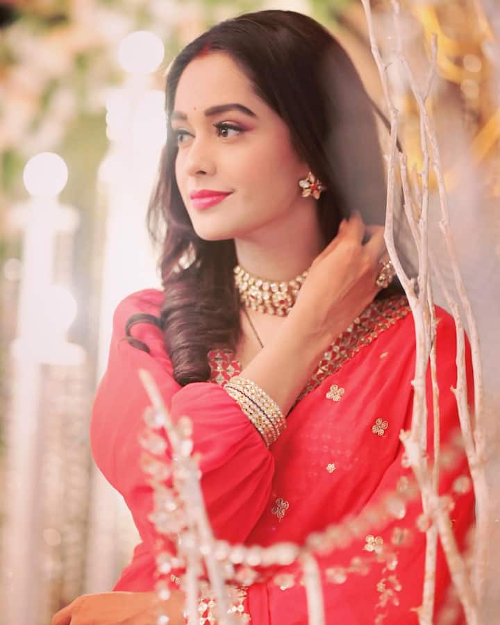 वर्क फ्रंट की बात करें तो, ‘कुमकुम भाग्य’ के अलावा मुग्धा चाफेकर ‘सतरंगी ससुराल’, ‘धरती का वीर योद्धा प्रथ्वीराज चौहान’ जैसे सीरियल्स में नजर आ चुकी हैं.