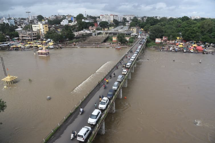 Maharashtra News Nashik 70 tmc water discharge from Nashik to Marathwada jayakwadi dam Nashik News : नाशिकहून मराठवाड्यासाठी आतापर्यंत 70 टीमसी पाण्याचा विसर्ग, पाण्याची चिंता मिटली