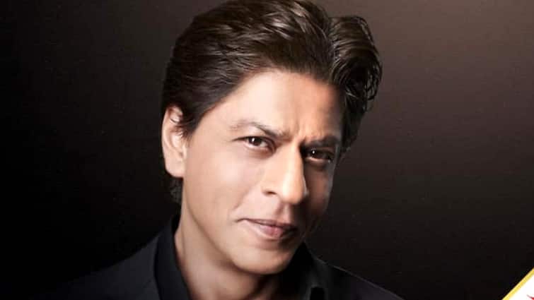 Shah Rukh Khan: When Shah Rukh Khan's Gesture Made Vicky Kaushal And His Father Sham Kaushal Emotional Shah Rukh Khan: মঞ্চে ছেলে, পিছনের সারিতে শাম, শাহরুখে কথায় সমস্ত স্পটলাইট ঘুরল ভিকির বাবার দিকে
