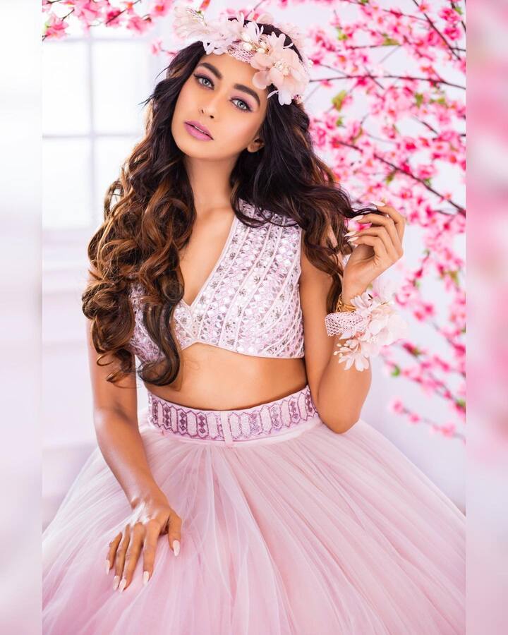 मुग्धा चाफेकर ने इंस्टाग्राम अकाउंट पर लेटेस्ट फोटोशूट की तस्वीरें शेयर की हैं, जो इंटरनेट पर वायरल हो रही हैं.