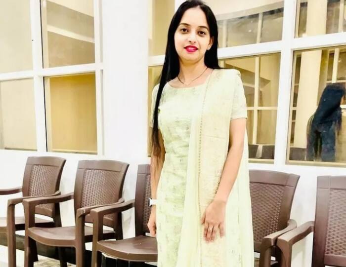 IPS Pooja Yadav: आईपीएस पूजा दिखने में किसी बॉलीवुड एक्ट्रेस से कम नहीं हैं. वह 2018 बैच की आईपीएस हैं, पूजा मूल रूप से हरियाणा की रहने वाली हैं. उन्होंने एम.टेक की पढ़ाई पूरी करने के बाद कनाडा और जर्मनी में भी काम किया है.