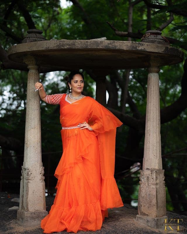 యూత్ లో ఆమెకి మంచి ఫాలోయింగ్ ఉంది.(Courtesy: Anasuya Instagram)