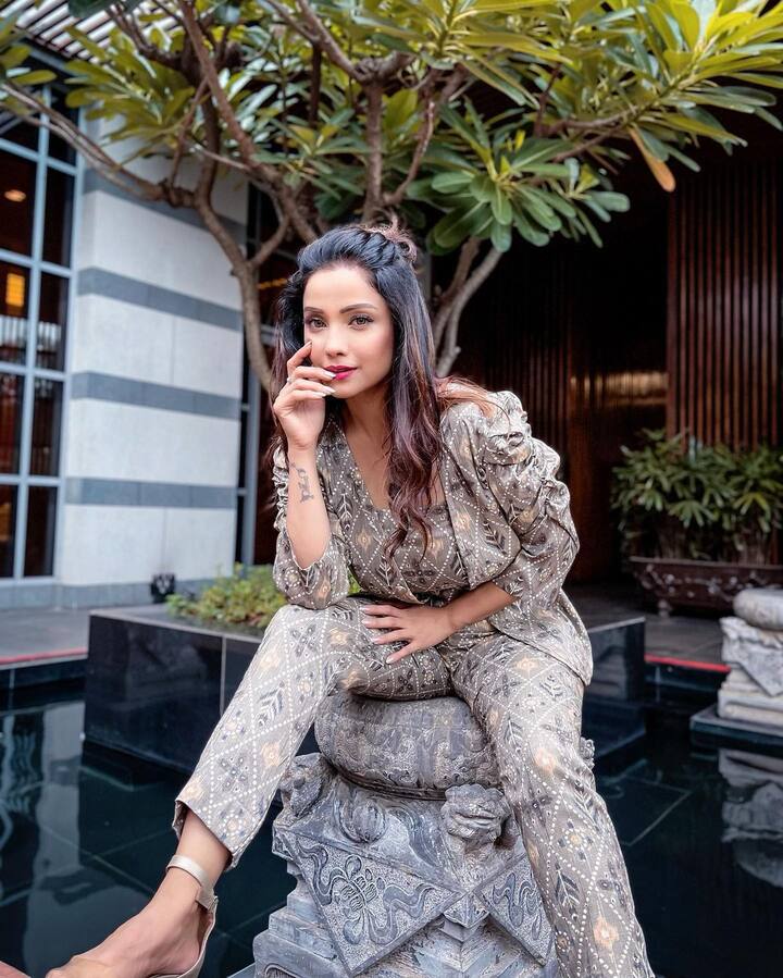 या लूकमध्ये ती फारच सुंदर दिसत आहे. लूक पूर्ण करण्यासाठी, अदाने हलका मेकअप केला आणि तिचे केस मोकळे सोडले आहेत.(फोटो सौजन्य:adaakhann/इन्टाग्राम)