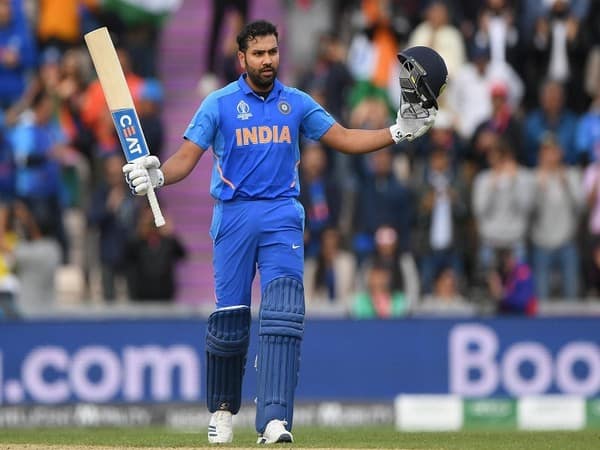 ভারত অধিনায়ক রোহিত শর্মাও রয়েছেন এই তালিকায়। ২০১০ টি-টোয়েন্টি বিশ্বকাপে অস্ট্রেলিয়ার বিরুদ্ধে ৪৬ বলে অপরাজিত ৭৯ রানের ইনিংস খেলেছিলেন হিটম্যান। সেই ইনিংসে ৬টি ছক্কা হাঁকান রোহিত।