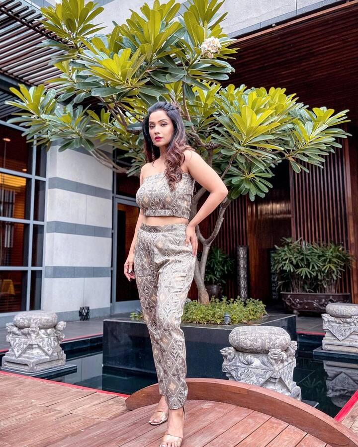 ती तिच्या चाहत्यांशी कनेक्ट राहण्यासाठी सोशल मीडियावर खूप सक्रिय असते.(फोटो सौजन्य:adaakhann/इन्टाग्राम)