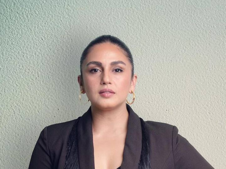 मॅचिंग न्यूड लिपस्टिक आणि गोल्डन कानातले तिच्या लुकमध्ये भर घालत आहेत. (फोटो सौजन्य :iamhumaq/इंस्टाग्राम)