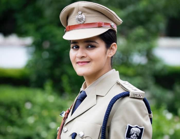 IPS Navjot Simi: आईपीएस नवजोत सिमी (IPS Navjot Simi) अपने काम के साथ-साथ अपने लुक्स के लिए मशहूर हैं. वह मूल रूप से पंजाब की रहने वाली है. वह बिहार कैडर की आईपीएस अधिकारी हैं. उनका चयन वर्ष 2017 में हुआ था. उन्होंने यूपीएससी एग्जाम में 735वीं रैंक हासिल की थी.