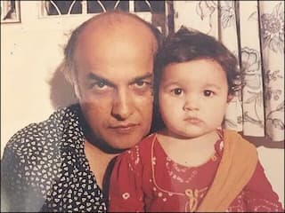 Alia Bhatt Chilhood Photo: बचपन में ऐसी दिखती थीं बॉलीवुड अभिनेत्री आलिया भट्ट, पिता के साथ सामने आई तस्वीर