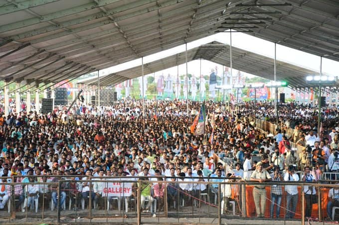 సభకు వచ్చిన బీజేపీ శ్రేణులు